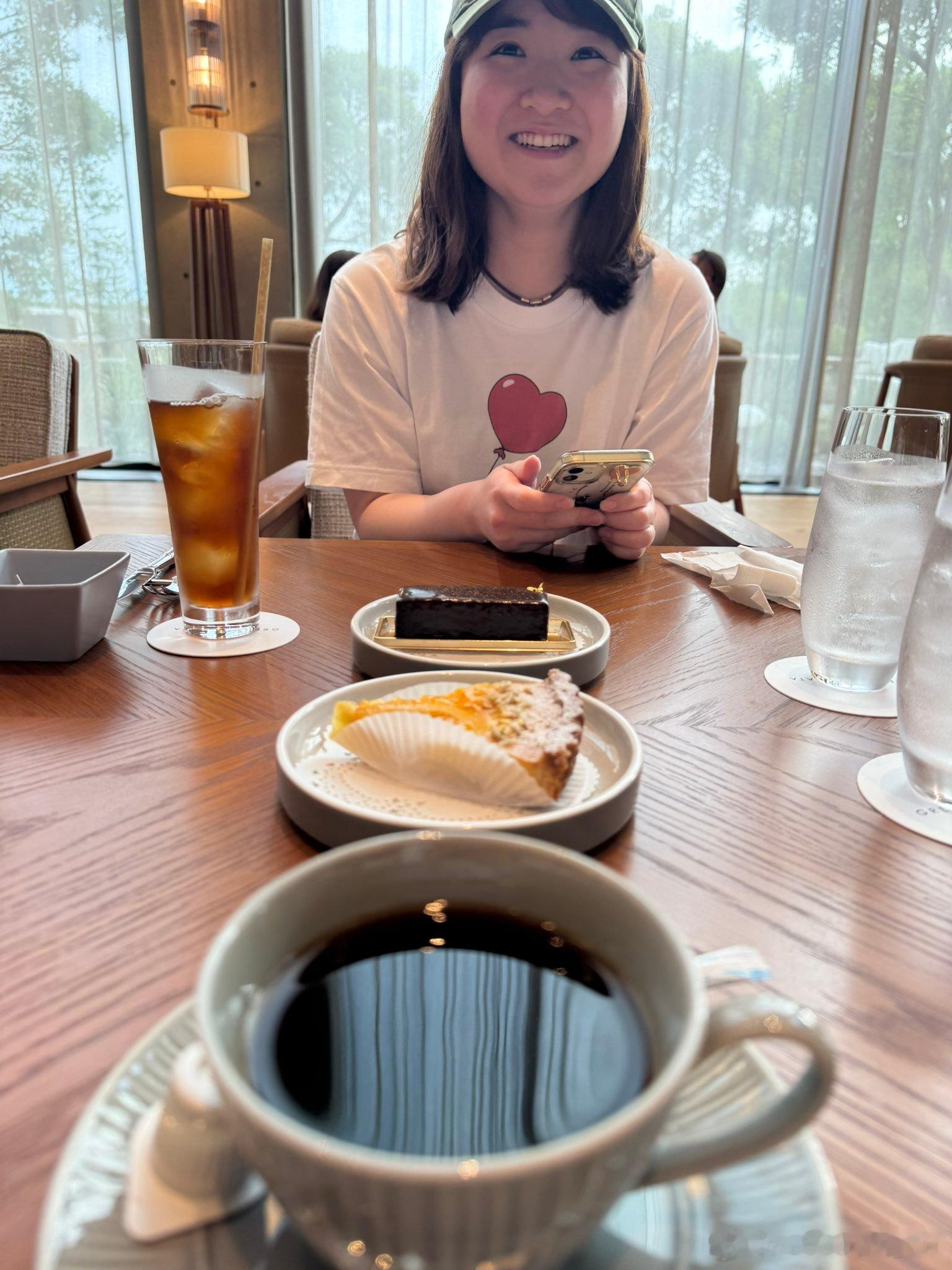 伊藤美诚和妈妈享受下午茶时光🍰 
