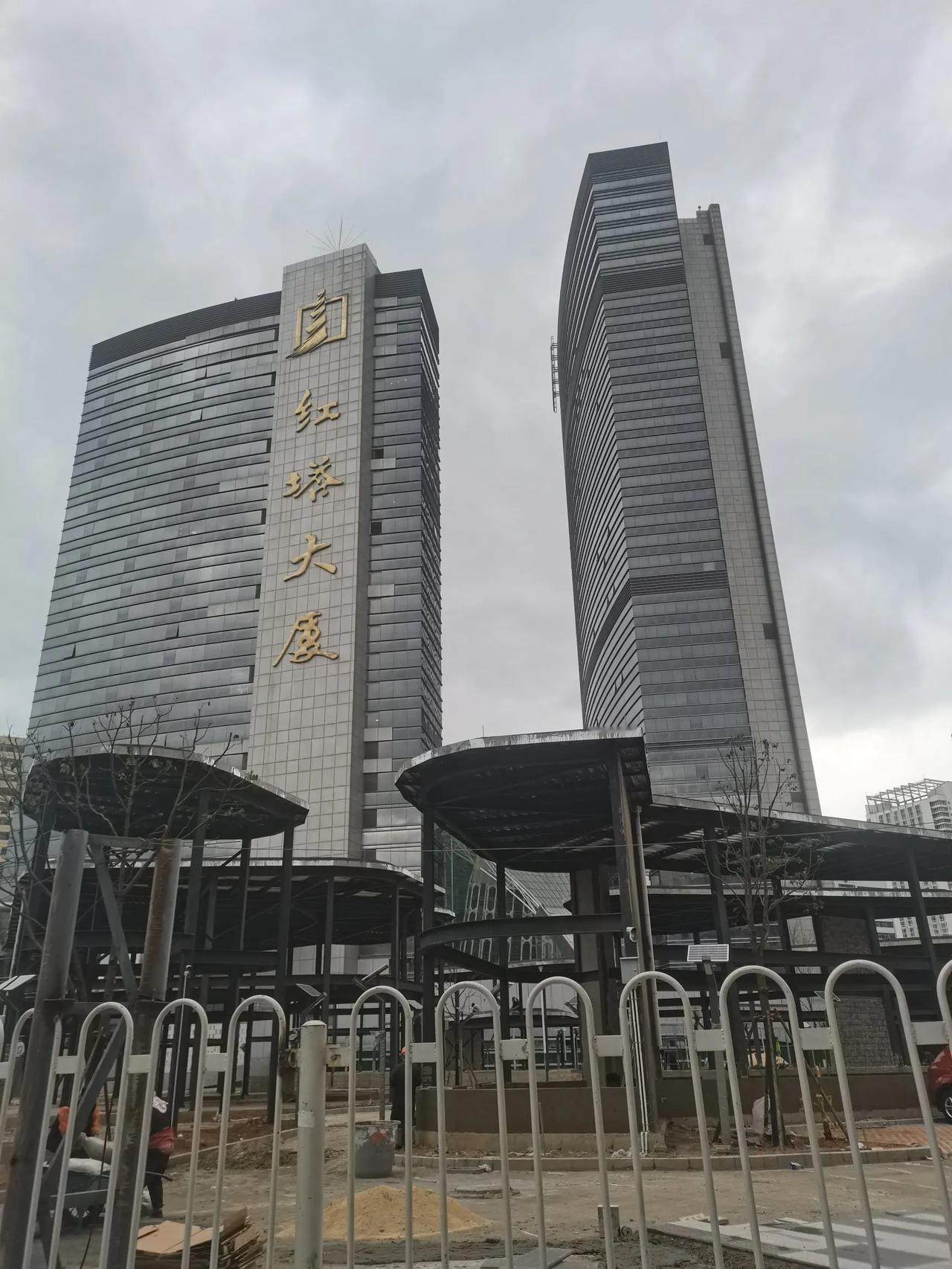 在官渡区佳华广场酒店的门口，以前是规划建世贸中心的，后丰富没有动静之后改为停车场