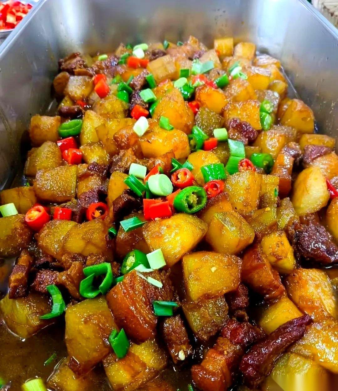 我把他带来的那盘梅菜扣肉，直接扔进了蒸箱。
五分钟。
拿出来筷子一划拉，我差点没