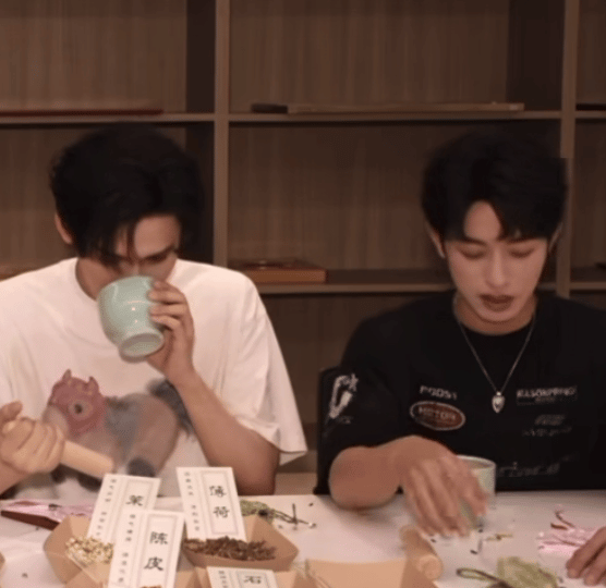 小狗闻完小兔闻 
