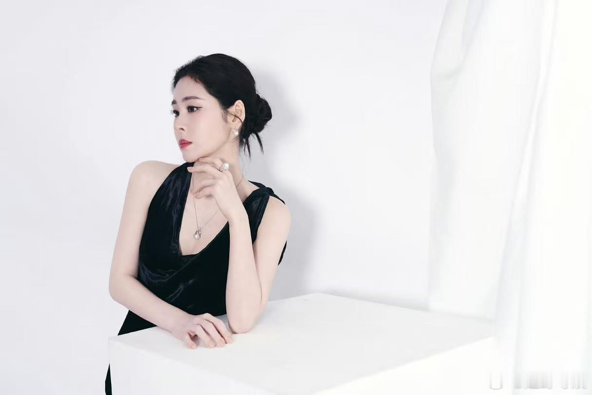 张碧晨好矜贵的一张脸张碧晨好美的侧颜 侧颜骨相流畅利落，自带清冷贵气，每一帧都特