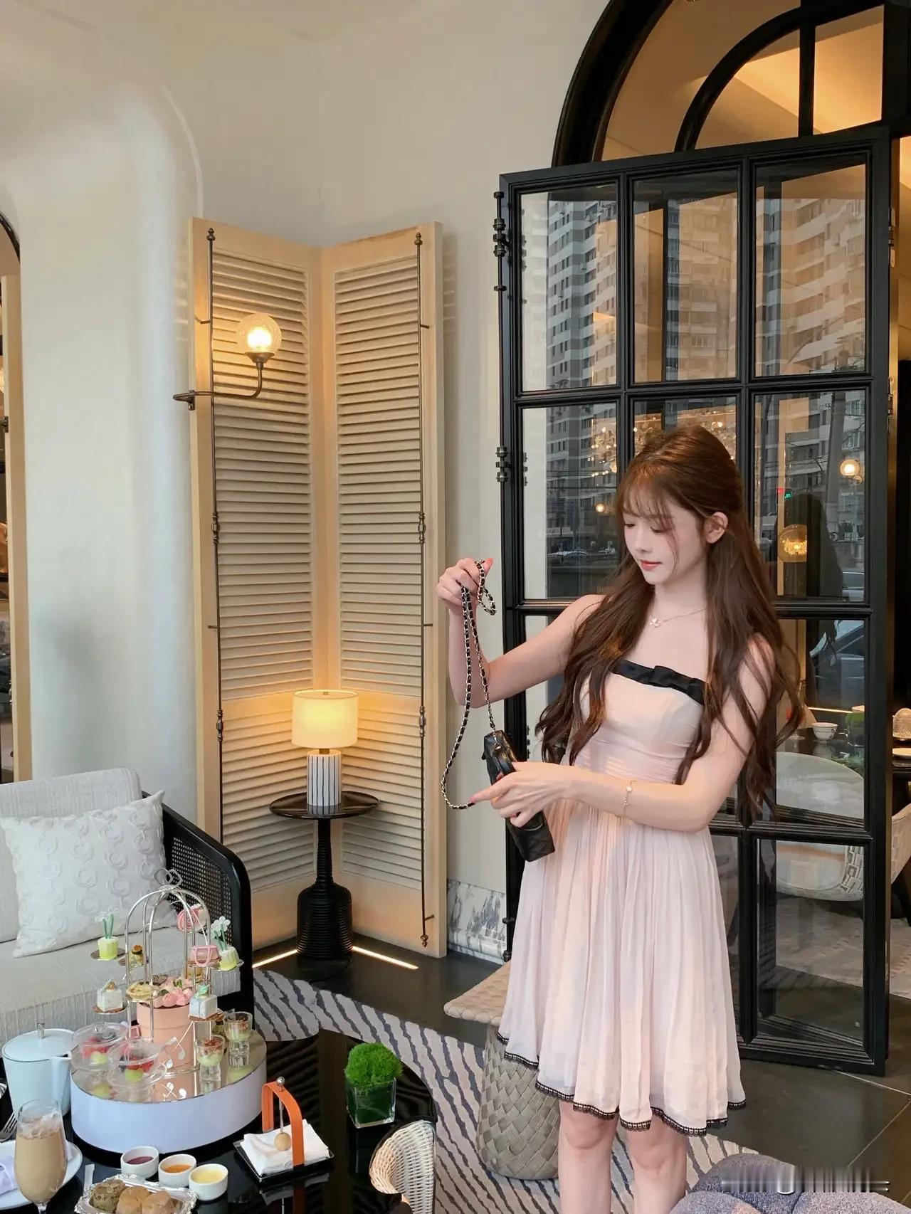 优雅下午茶时光，甜美粉色连衣裙与精致甜点相得益彰。