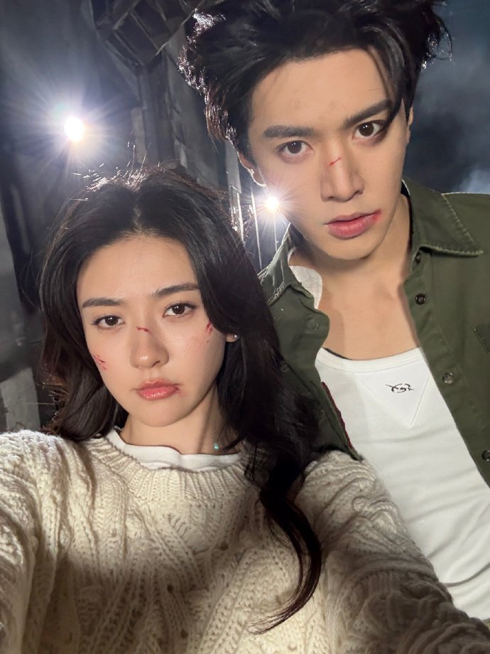 陈哲远梁洁战损照  陈哲远梁洁战损风look  陈哲远梁洁战损风look，是两位