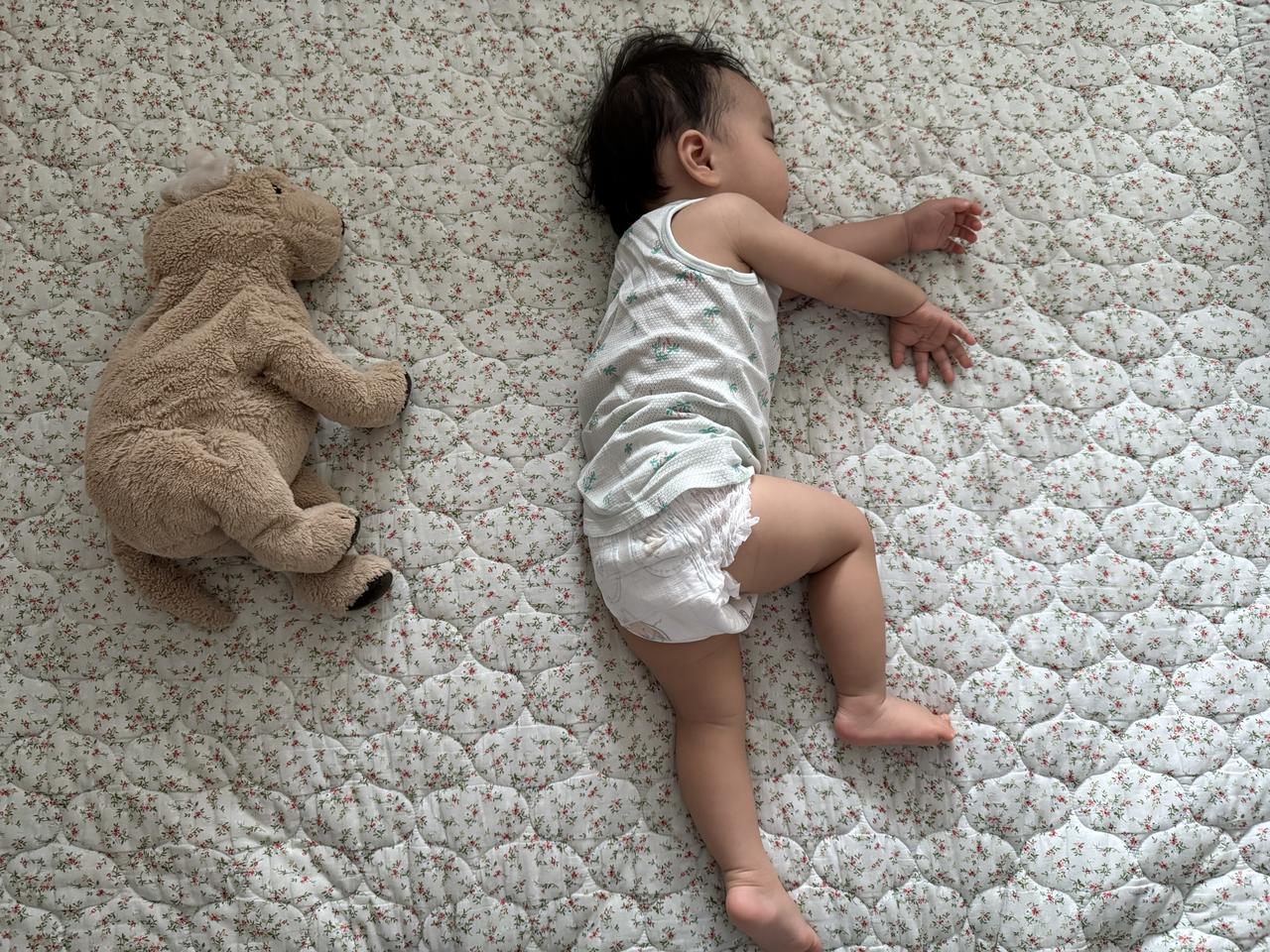 宝宝与小狗的温馨午睡时光💤🐻👶🏻
这绝不是摆拍！ 我发誓～ 
偶然的抓拍