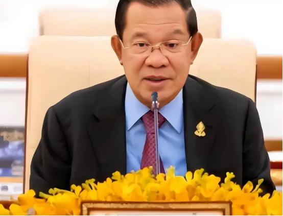 泰国的火炮轰得这么狠，是因为他们嗅到了最危险的信号：大国的雷达关机了。以前打狗还