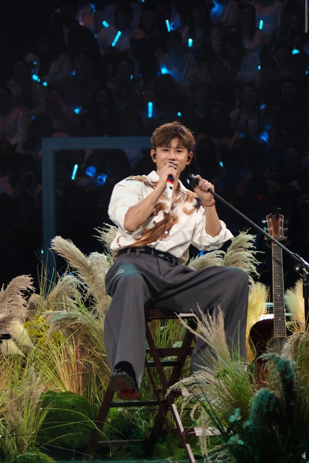 麻将桌、火锅热气！张杰新春演唱会亲情篇章塞满川渝记忆张杰新春演唱会是一部连续剧张