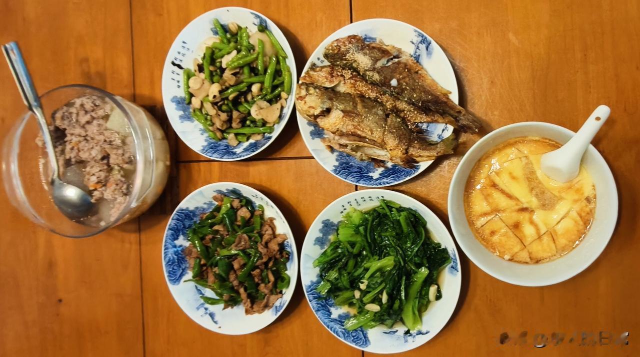 南京今天22∽34℃，打把太阳伞与老伴一起到外面走走。

花神湖边钓鱼的人还挺多