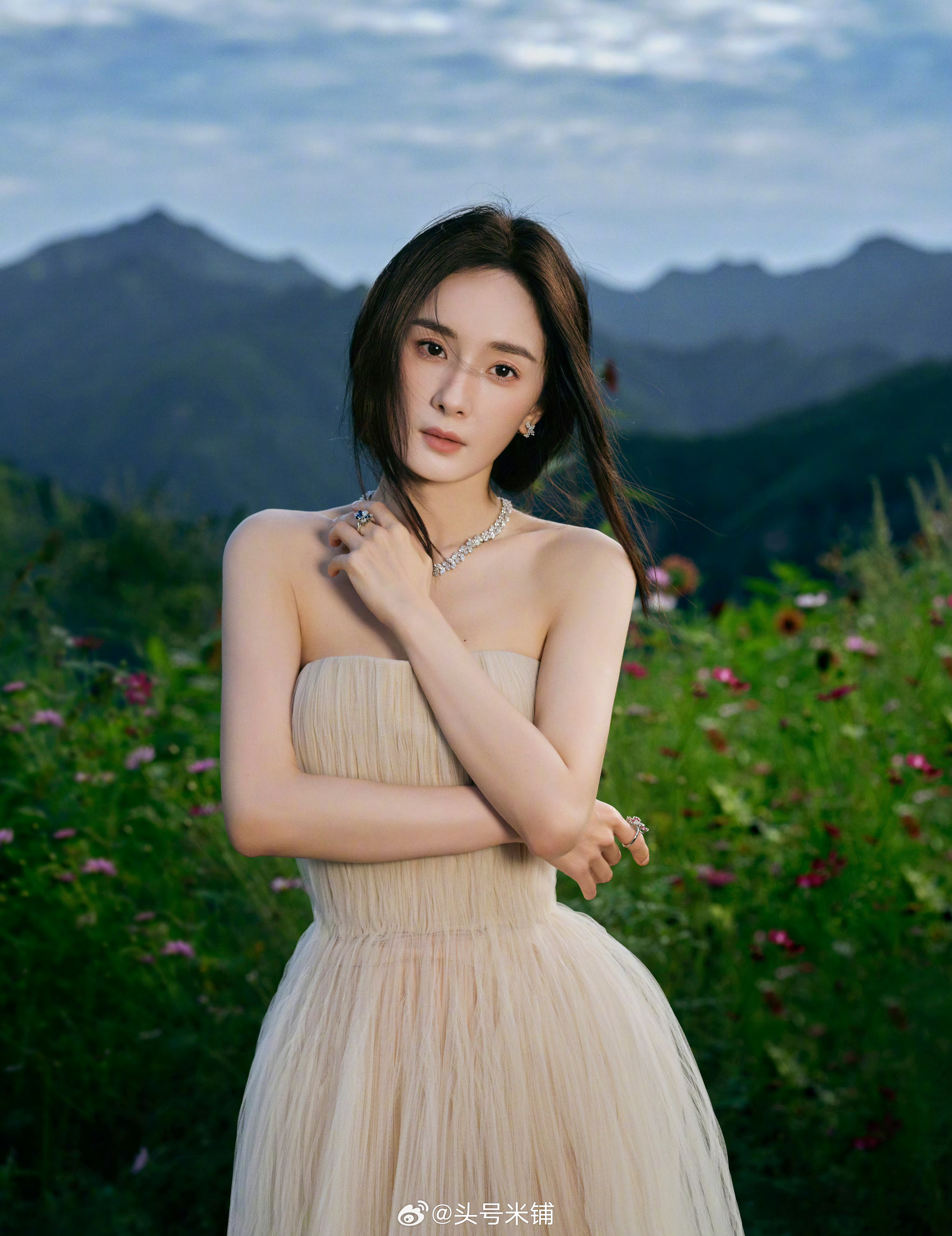 杨幂  杭州湖滨88的大屏已解锁！杨幂 夸夸各位小蜜蜂太给力了大家！接下来继续解