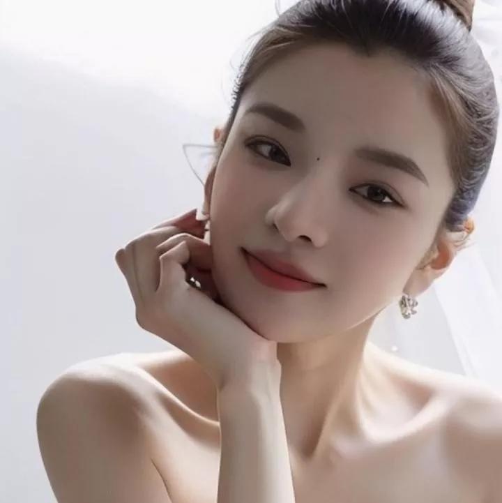 温柔优雅的气质，简约的妆容，自然美