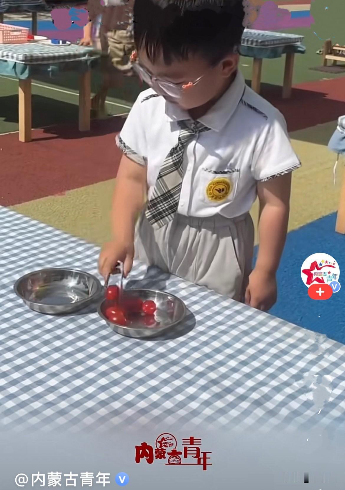 近日，山东平度一所幼儿园，举办幼儿自理能力大赛，现场热热闹闹、小朋友们都忙得热火