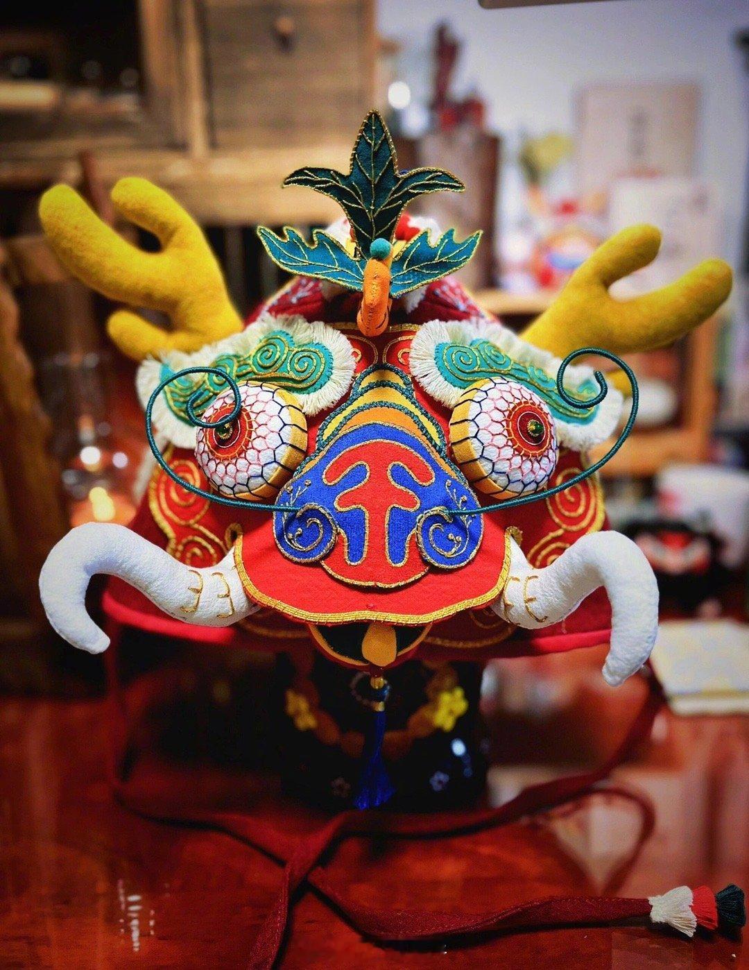 #龙年的年味是龙头帽给的#给小孩佩戴龙头帽的习俗起源于中国古代，父母为了给孩子祈