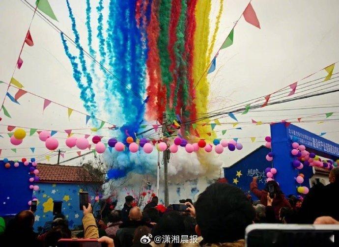 张杰歌迷会为四川一村庄出资修路咱就是说，张杰的歌迷也太给力了！出资修路助力乡村振