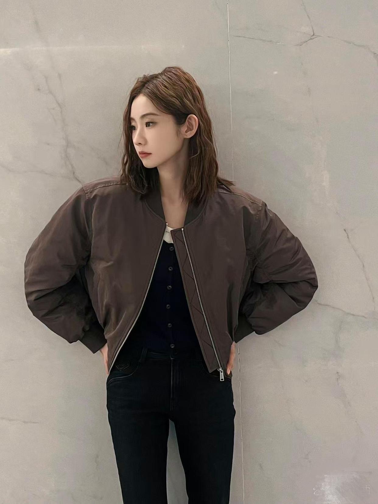 棕色飞行夹克+牛仔裤，时髦又高级！