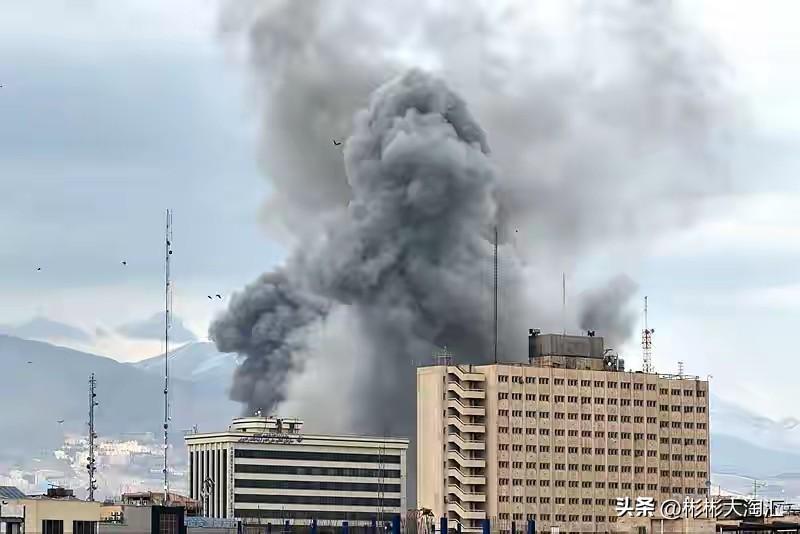 各国维护和促进世界和平与安全的方式各有不同。美国常以“世界警察”自居，打着“民主