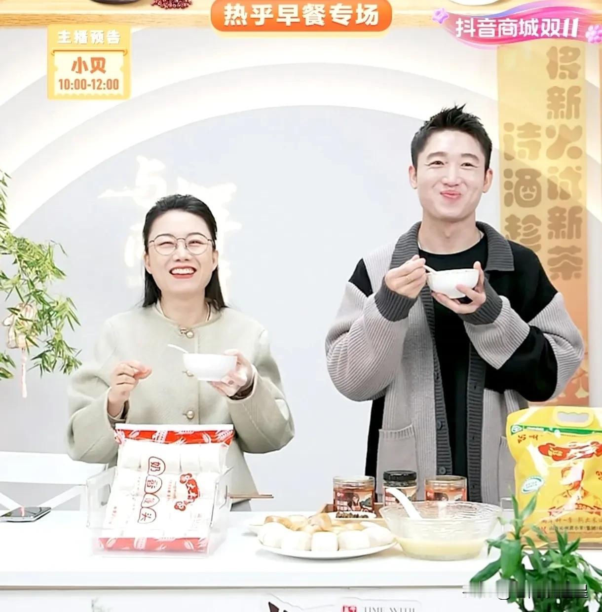 与辉同行果然卧虎藏龙
潇潇说一块六做成了16块的感觉
一块吐司做成了吃不起的样子