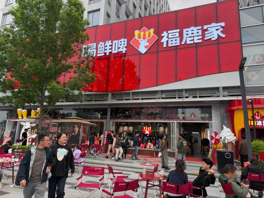 郑州东站藏着蜜雪野心！福鹿家首店靠3招成鲜啤新地标

郑州东站旁的福鹿家首店，把