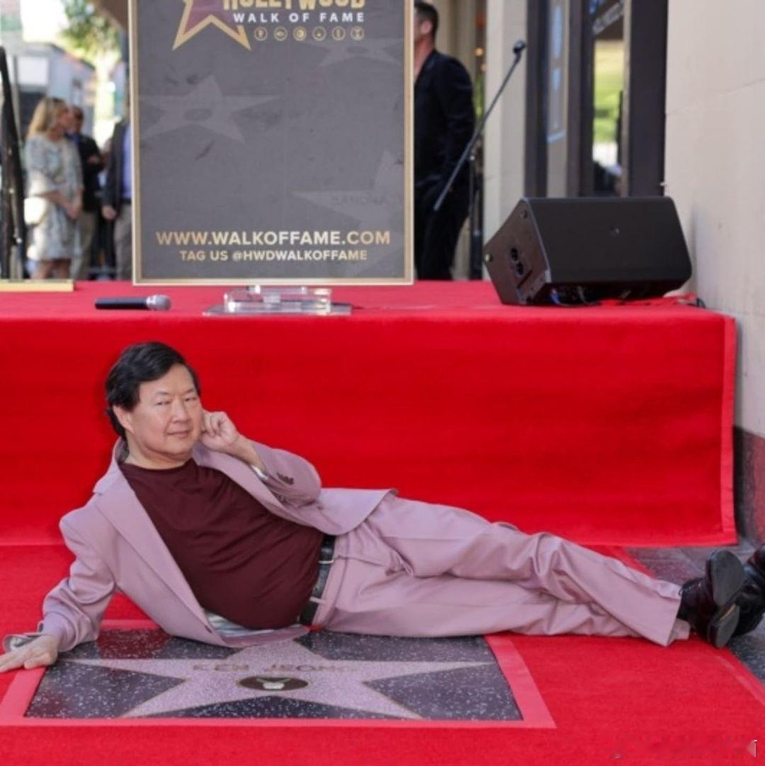 #废柴联盟#男星郑肯在好莱坞星光大道留名，“杰夫”乔尔·麦克哈尔到场祝贺 ​​​