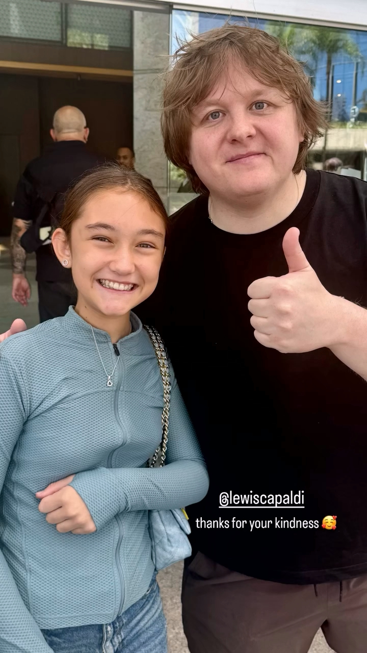 OMG！昨天被插排姐Chappell Roan保镖威胁的裘德洛11岁女儿、若日尼