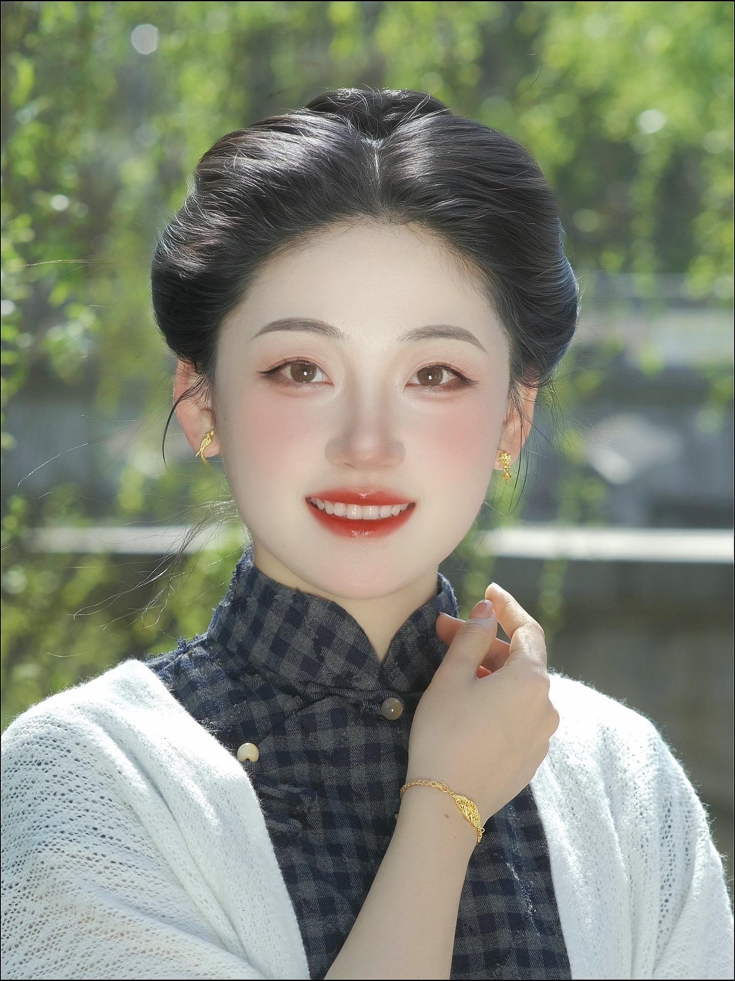 喜鹊登梅报早春，暗香浮动月黄昏。
