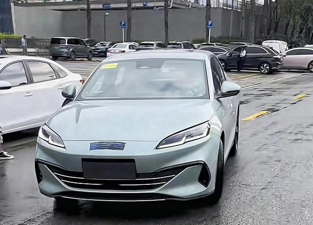 比亚迪海豹06实车，比秦L更年轻运动。
秦L的姊妹车型，尺寸介于现款秦和汉之间
