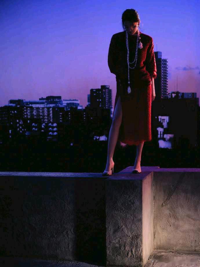 辛芷蕾的红是什么红 辛芷蕾的红，是高级时尚感的点睛红。一抹红唇提升造型层次，与整