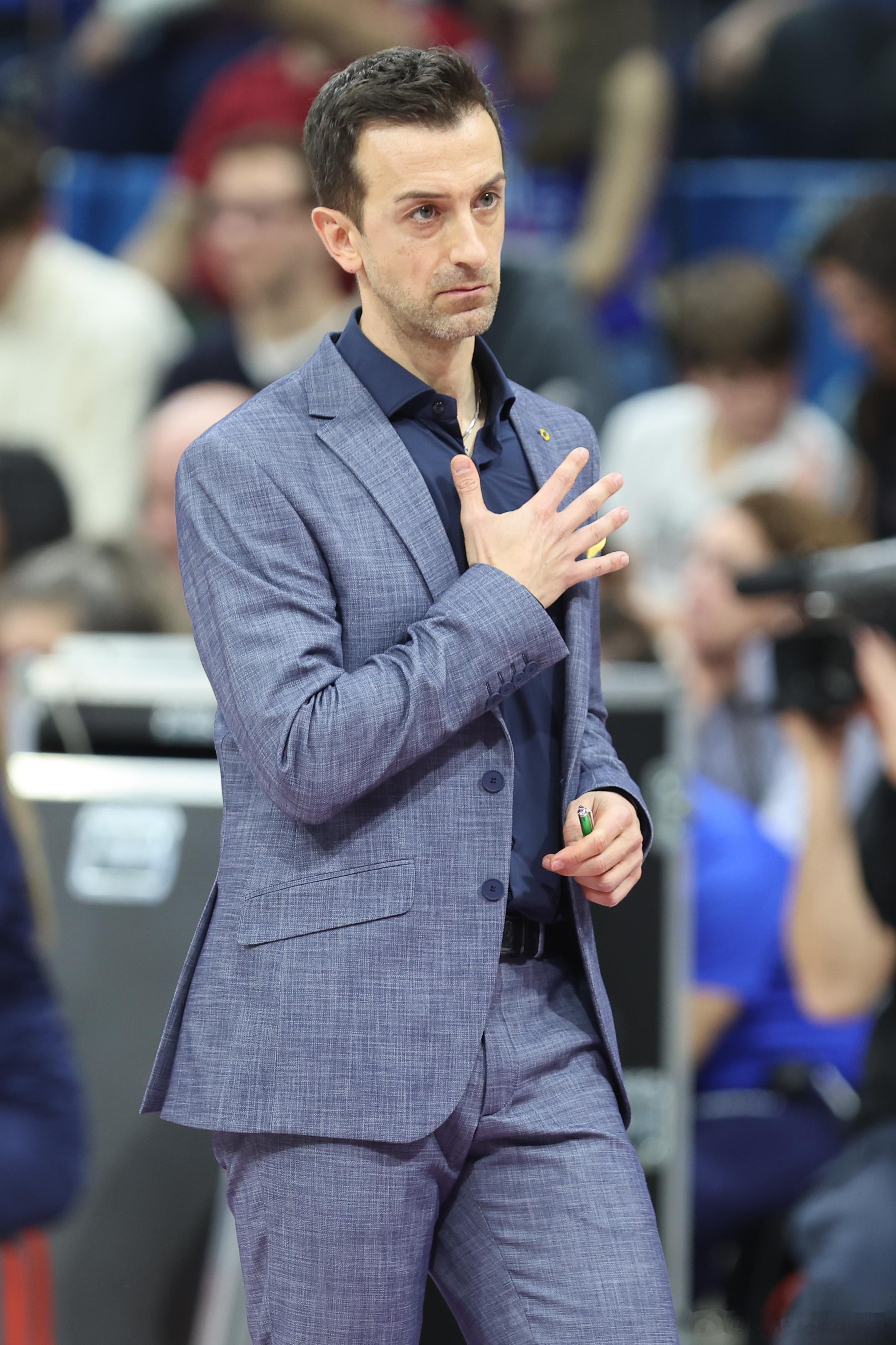 ❌ 赛季首冠（超级杯）输给米兰；赛季第二冠（世俱杯）输给斯坎迪奇；联赛连胜纪录被