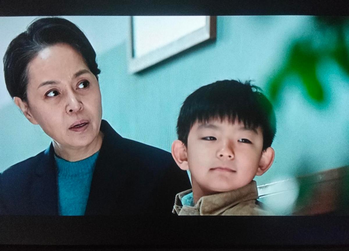 暖暖一针下去，救了乔浩然，也揭了乔家的底。
乔正君疯了，没人知道是真疯还是装疯，