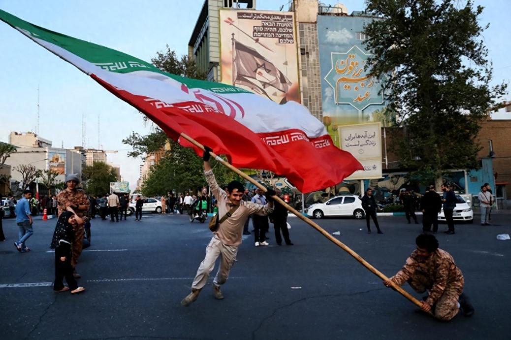 伊朗全国断网，革命卫队实弹上街！哈梅内伊终于要动真格了？

伊朗全国互联网一夜之