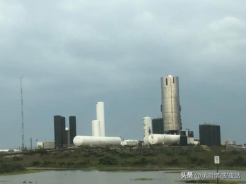 大事来啦，惊爆眼球！美国得克萨斯州一炼油厂突然“轰”地巨响，直接爆炸。现场火光冲