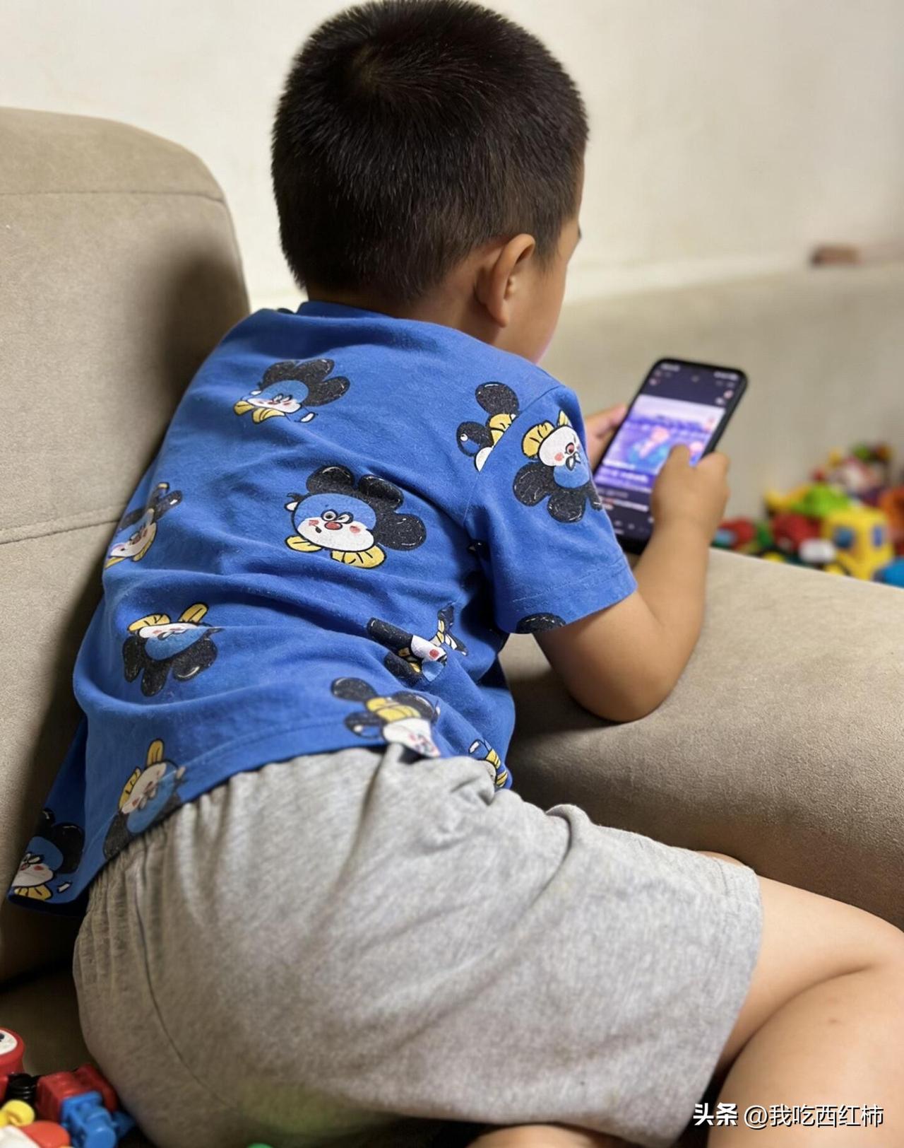 我快焦虑死了!6岁的儿子在外面一句话都不说
有没有妈妈和我一样啊?真的快要焦虑到