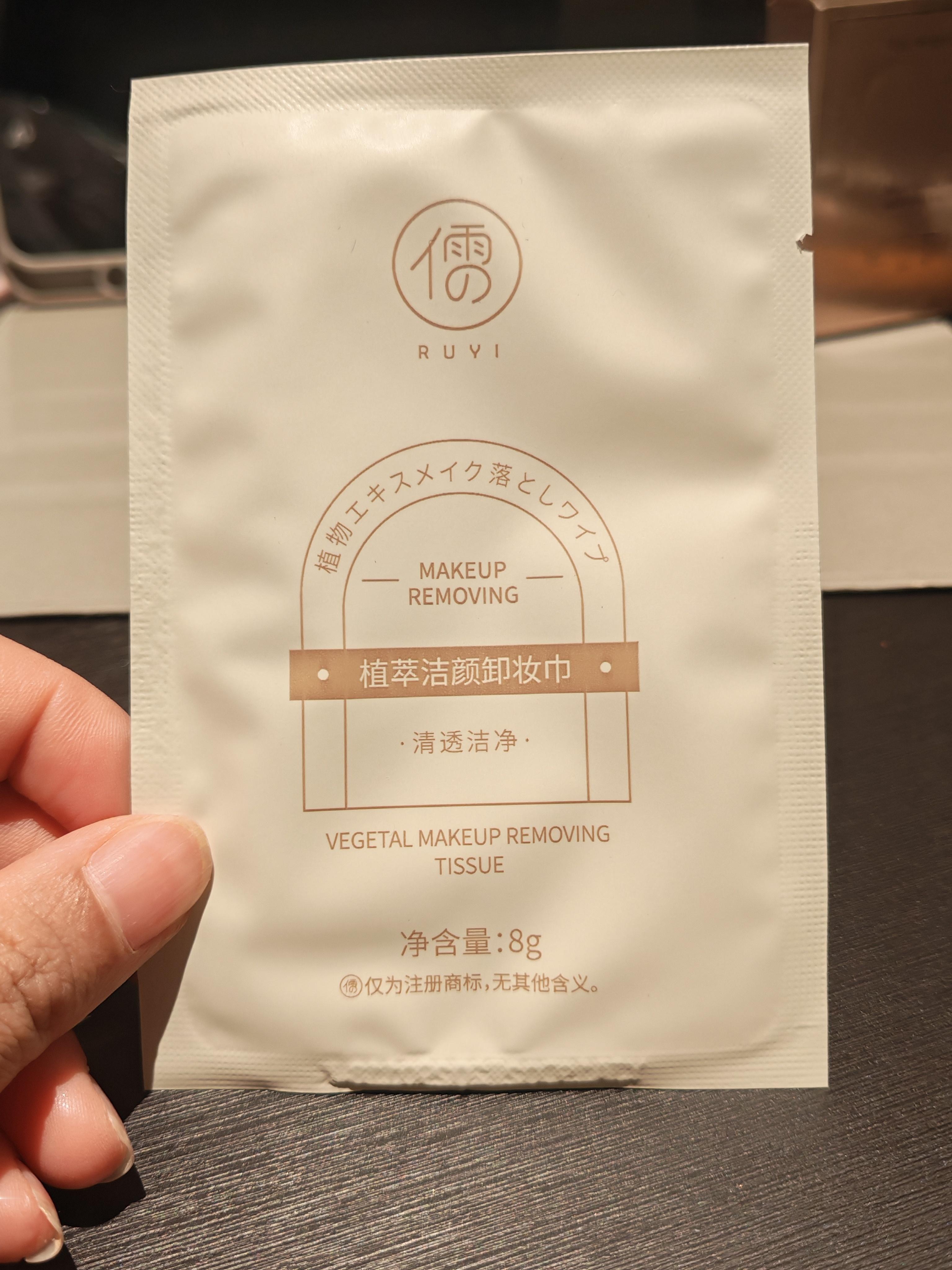 今天的小幸运是！出差漏带卸妆膏漂亮的小萌小姐姐help me~还有俺滴小伙伴们也
