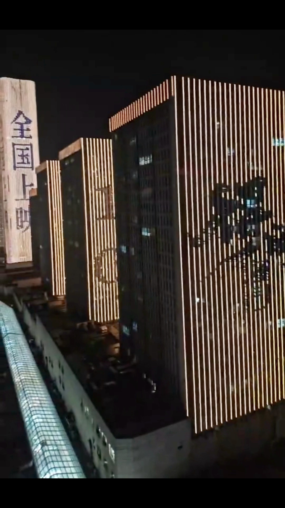 得闲谨制明天的特别主创见面会！宜昌当地大屏宣传🈶！好重视！！太期待了！