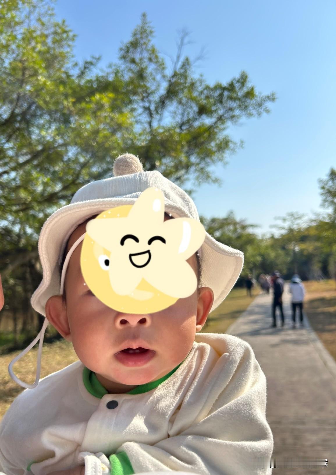 6个月的小外孙可爱，机灵。
看见美女笑的特别开心！
比如：看见打疫苗的护士小姐姐