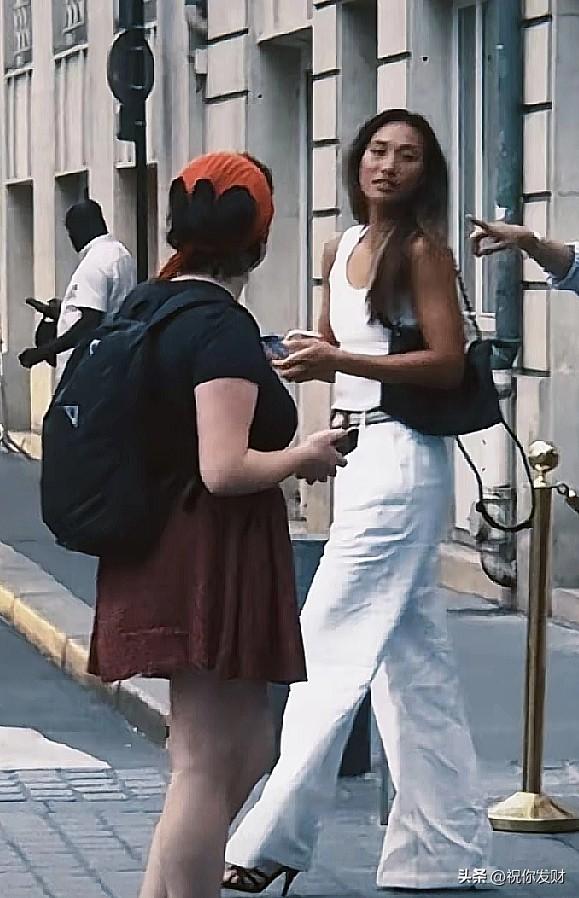 郑钦文一组国外街拍，没啥特别的穿着打扮，也没啥特别出挑的地方，给人的感觉就是一种