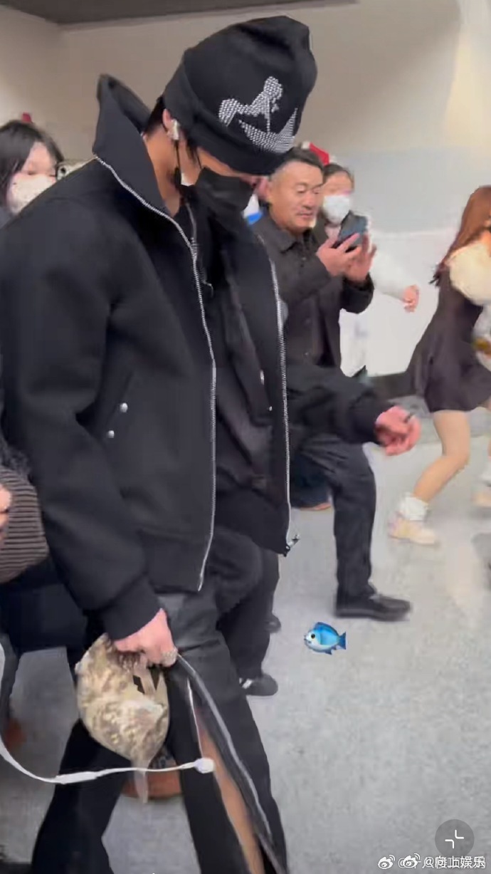 张峻豪旗开得胜比荣耀之战先来的是张峻豪的无助 张峻豪出发澳门路透，谁把我们顺哥裤