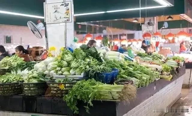 今天去菜市场买菜，到了一个熟悉的摊贩那里，待选购了所需菜品后，等着结账，这时，前