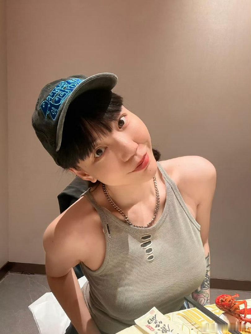 吴莫愁别走了吴莫愁留下吧 歌手轮空的时候弹幕在忙别的——全在挽留吴莫愁。她那几句