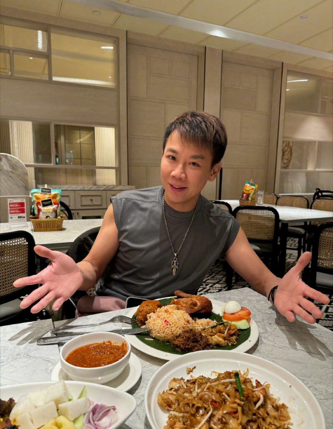 陶喆已经在马来西亚吃上了，吃饱喝足才有力气演唱。我们都很期待陶喆老师的演唱会哦！