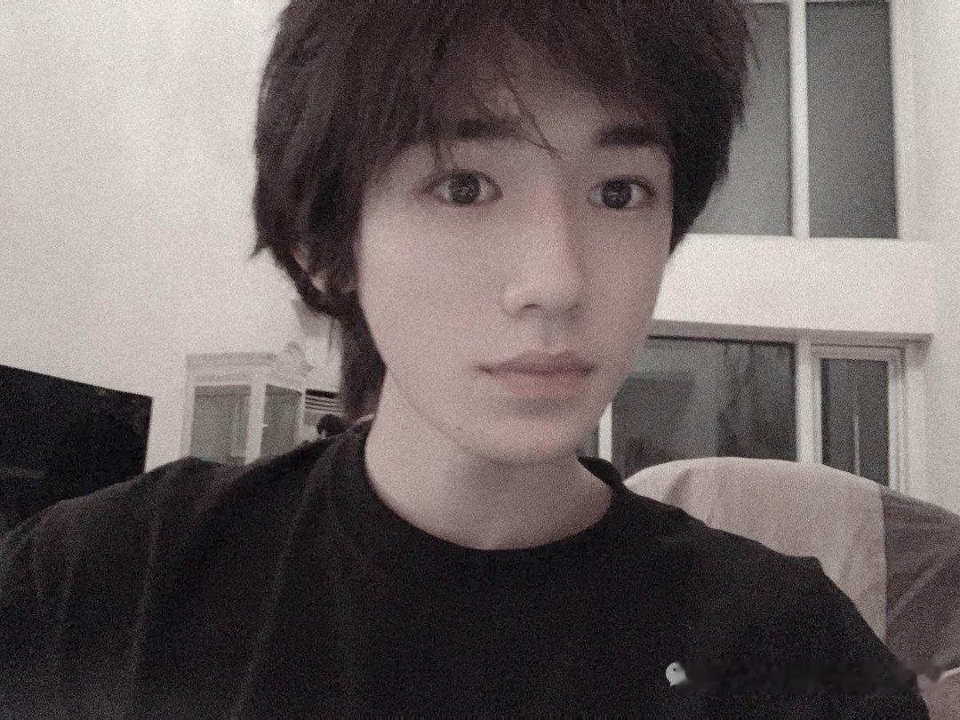 宋亚轩 🐟宋亚轩声生不息 🐟宋亚轩 爱与温柔 “玫瑰不用长高，晚霞自会俯腰，