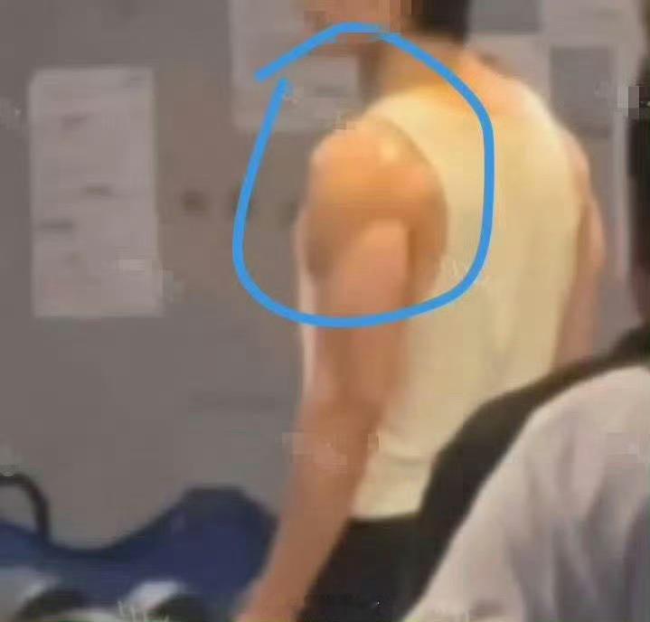 垫肩了吧？ 