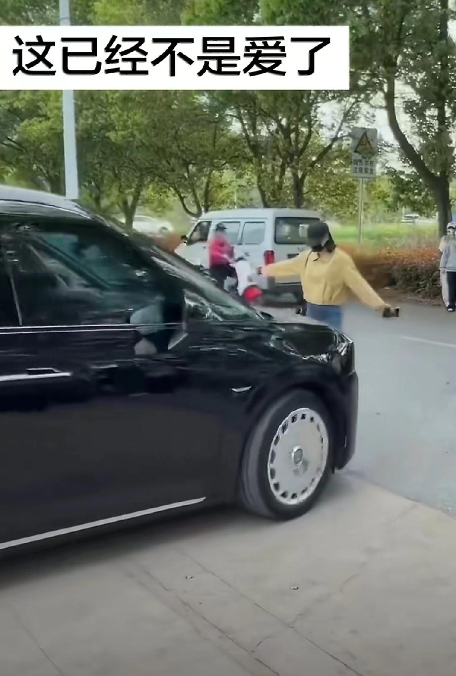 张凌赫在高铁站楼梯被私生粉围堵拍摄才过去一天，又有网友晒出一段疑似私生粉拦着张凌