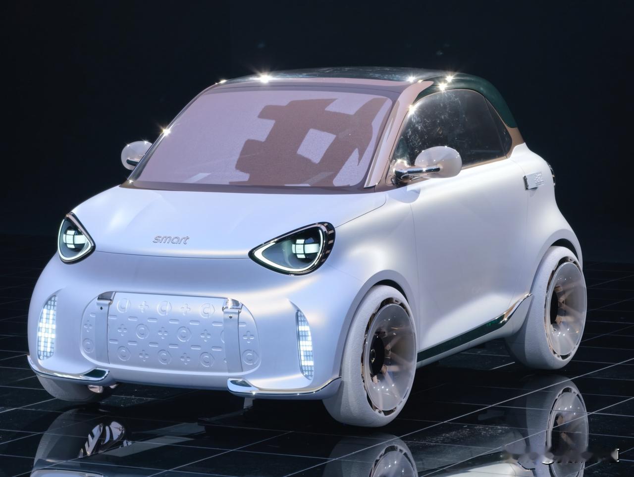 以前路边侧方停车，唯独Smart Fortwo敢垂直扎进去，一把入库，旁边的SU