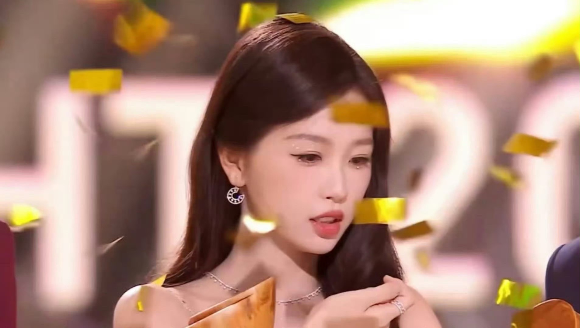 明媚的可爱小女孩，一起走花路！ 