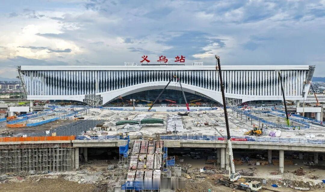 金华 7月31日上午，空中俯瞰义乌高架站房及高铁新城周边主要基础配套设施项目建设
