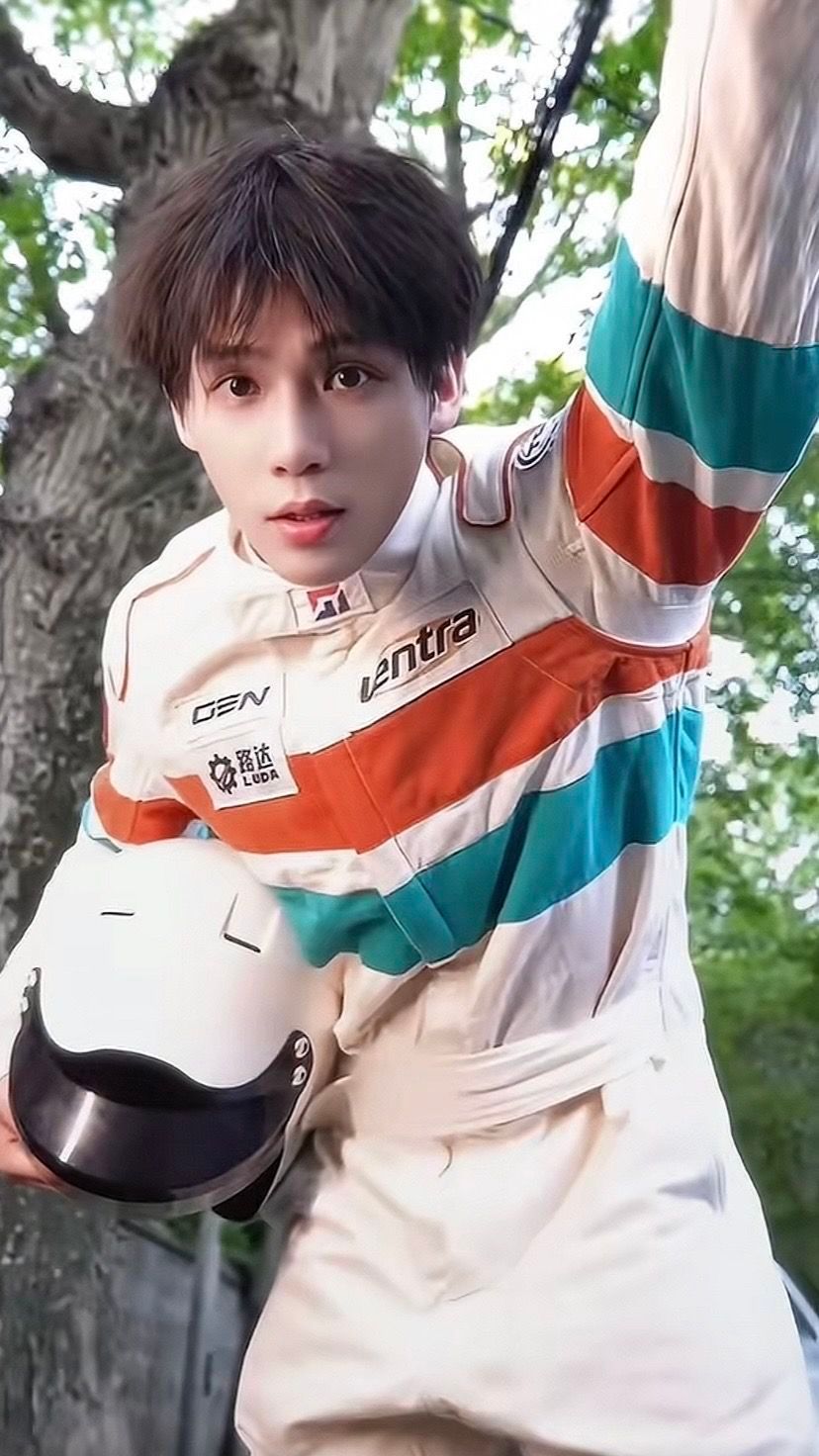 飞驰人生3预告没有王安宇镜头 王安宇赛车服造型已经赢麻了，赛道上的飒爽姿态太戳人