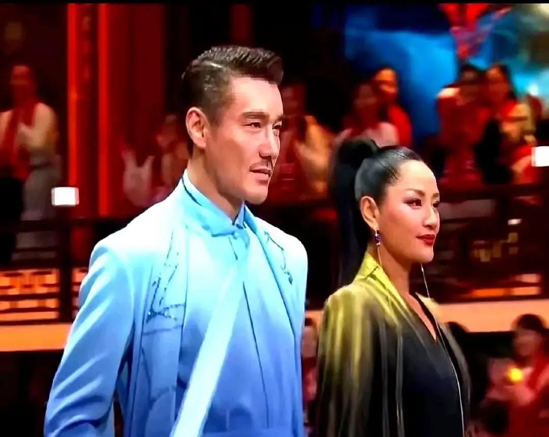 瞿颖胡兵又被拉出来回忆杀。

二十年前俩人走秀同框的照片今天还在热搜挂着。

我