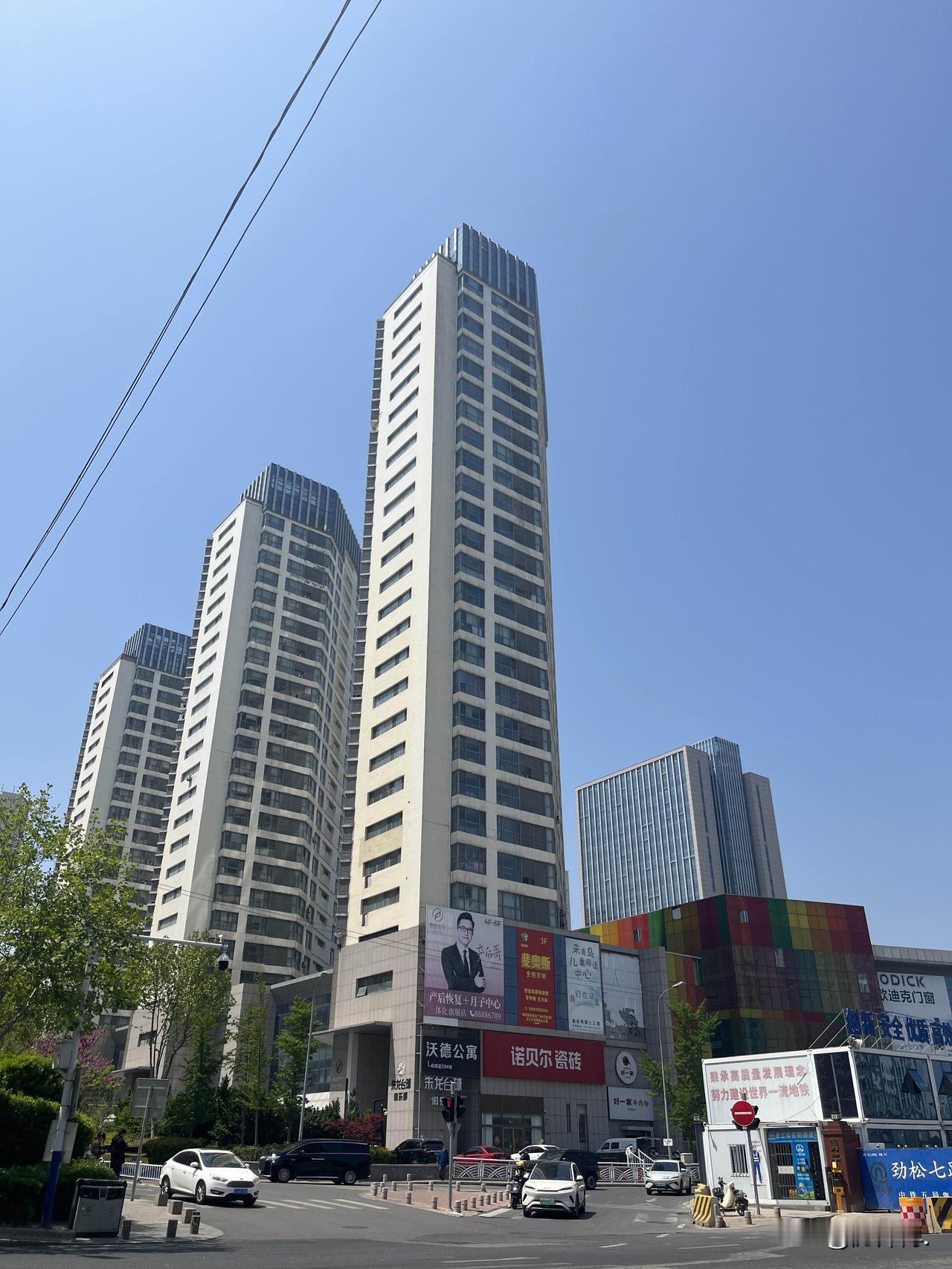 大家还记得这几栋高楼不？高层小户型公寓，十几年前，还挺流行的。

崂山大润发附近