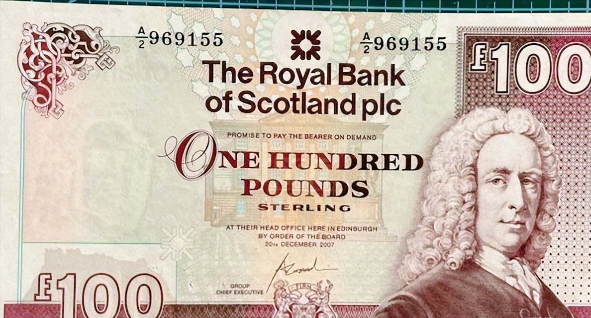 英国央行最近干了件大事，直接把英镑纸币上的“老熟人”全踢走，比如二战救了英国的丘