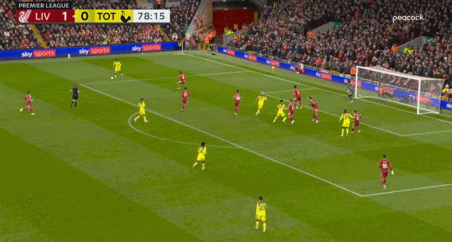 格雷的传中稍稍高了一点，肉搏了一场的鸽鸽燃尽了…… 