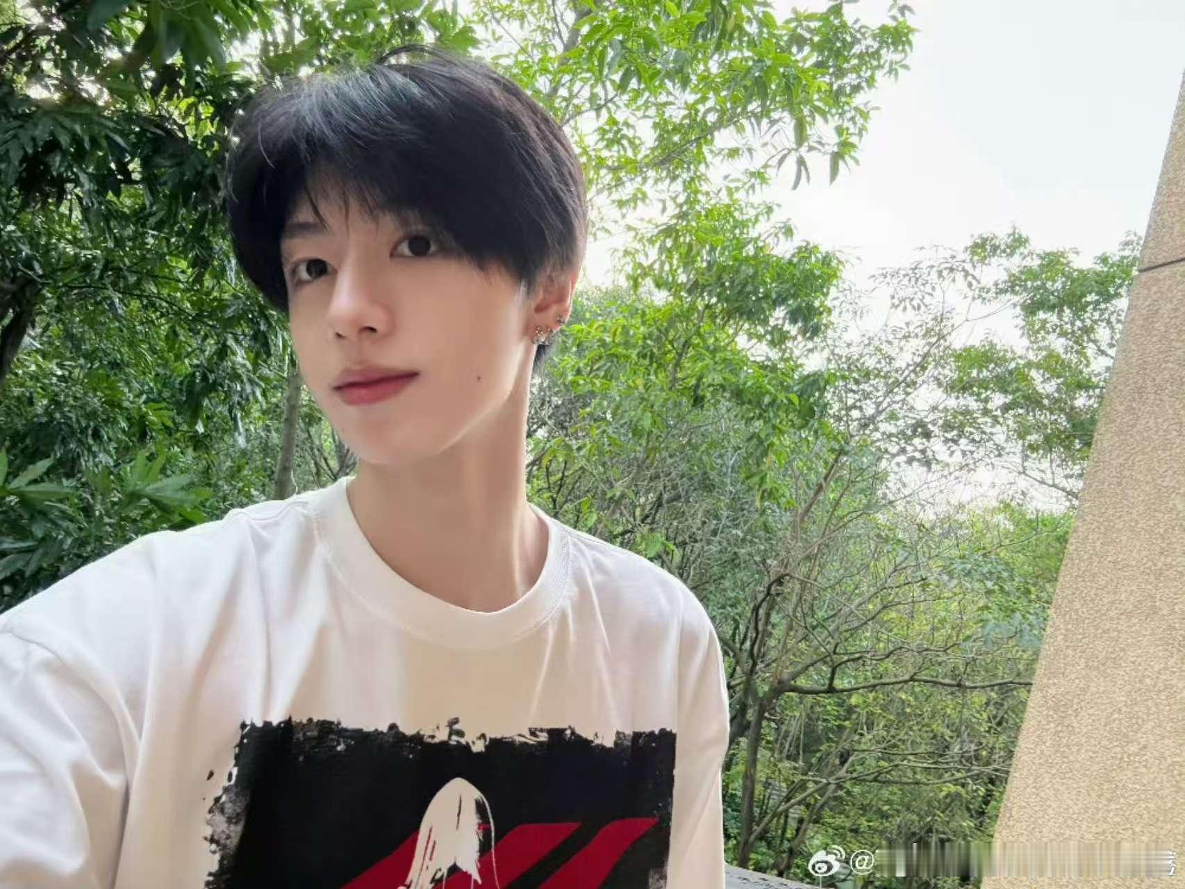 朱志鑫拿到了驾照朱志鑫驾照到手恭喜 ​​​
